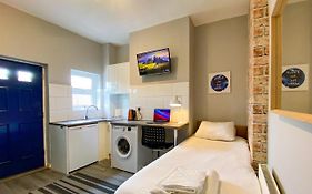 Limpenny Studio Apartment - Work Friendly And Outstanding Garden Studio Close To City Centre